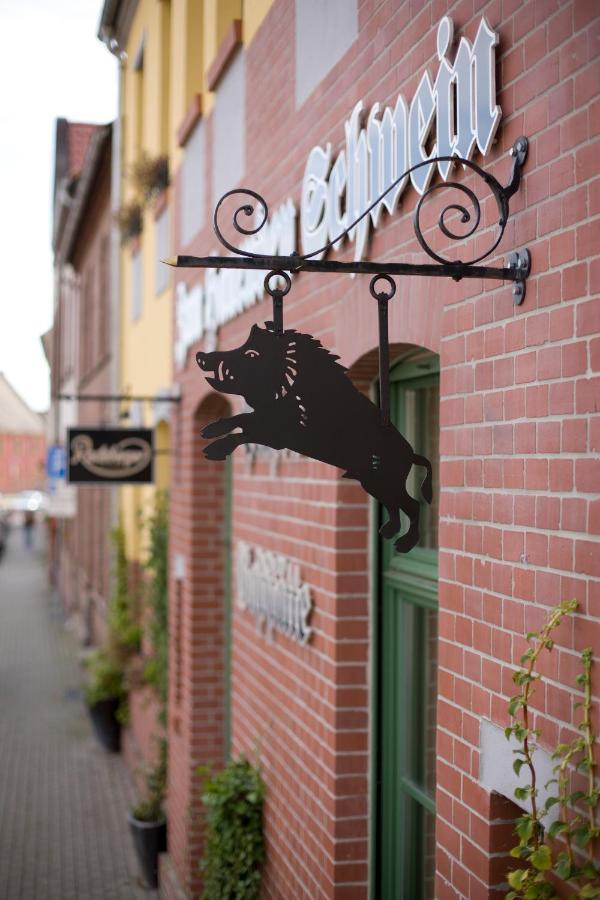 Gasthaus Und Pension "Zum Hauenden Schwein" Woerlitz Exterior photo